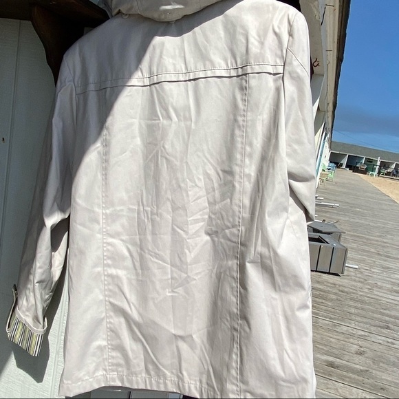 Mackintosh rain jacket with Detachable hood and large pockets. Preppy gear. - Picture 10 of 12